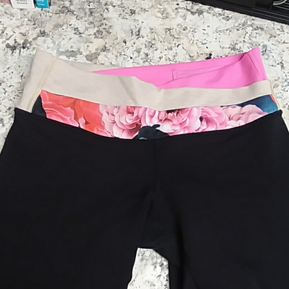 Lululemon floral print on solid black leggings - Picture 1 of 8